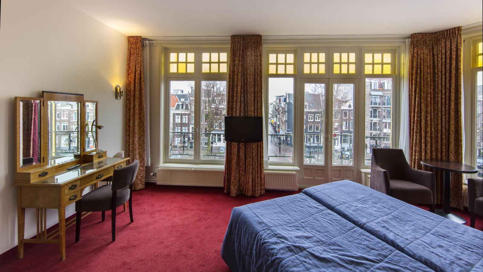 Twin room with canal view